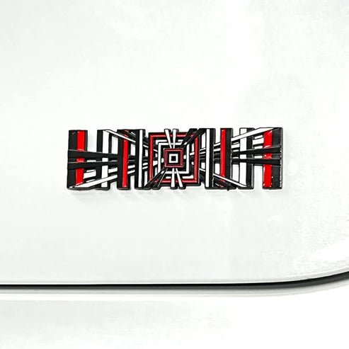 yderligere visning, der viser funktioner på Tesla Plaid Emblem/Badge Silver - TESLA