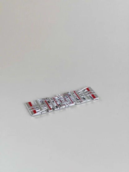 sidebillede, der viser profil og design af Tesla Plaid Emblem/Badge Silver - TESLA