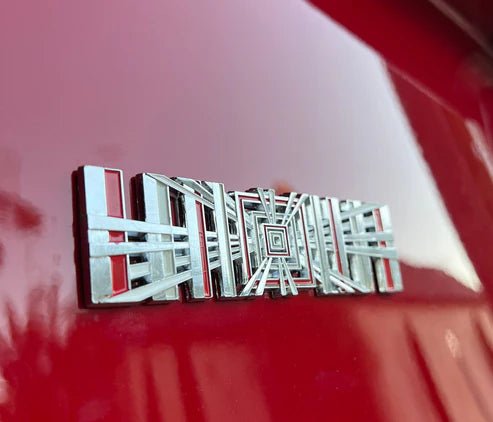 produktbillede fra forsiden viser Tesla Plaid Emblem/Badge Silver - TESLA