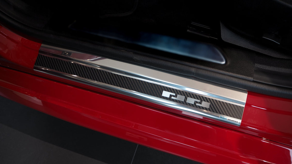 Tröskelskydd Alfa Romeo Giulia II FL 2020+ – kolfiber-look - Carlevel AB - Fordon och delar > Fordonsdelar > Karossdelar