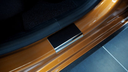 Tröskelskydd Dacia Sandero III Stepway m.fl. 2021+ – Kolfiberlook - Carlevel AB - Fordon och delar > Fordonsdelar > Karossdelar