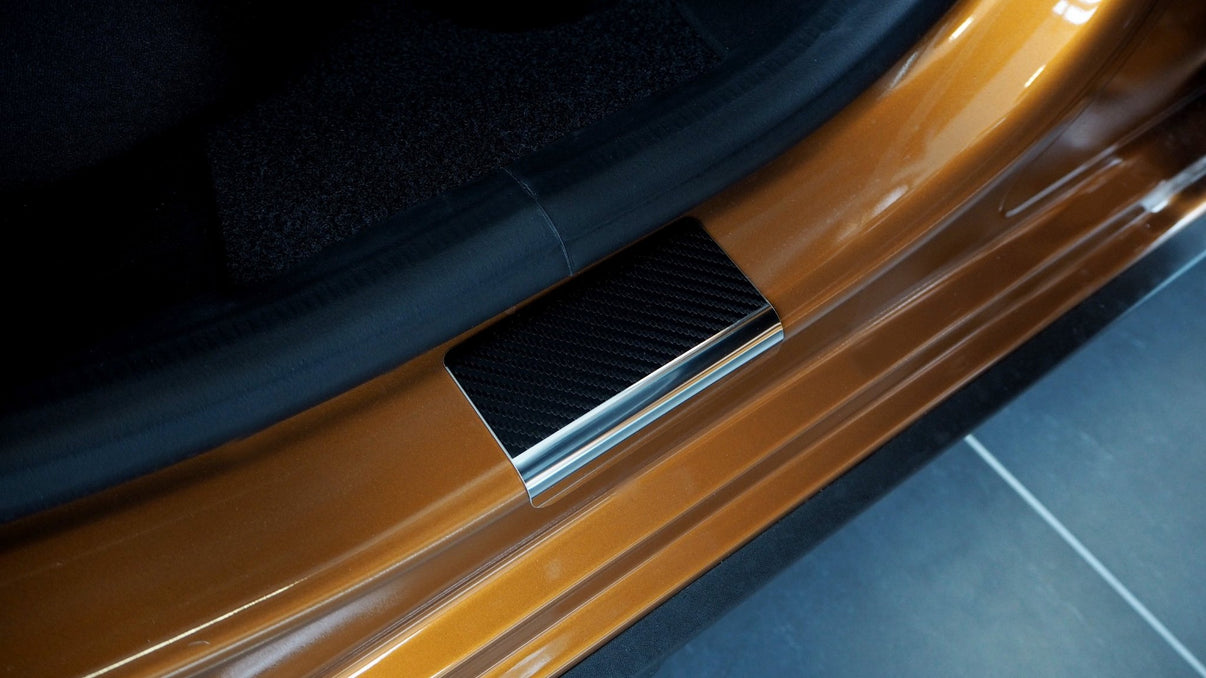 Tröskelskydd Dacia Sandero III/Stepway 2021+ – kolfiber-look - Carlevel AB - Fordon och delar > Fordonsdelar > Karossdelar