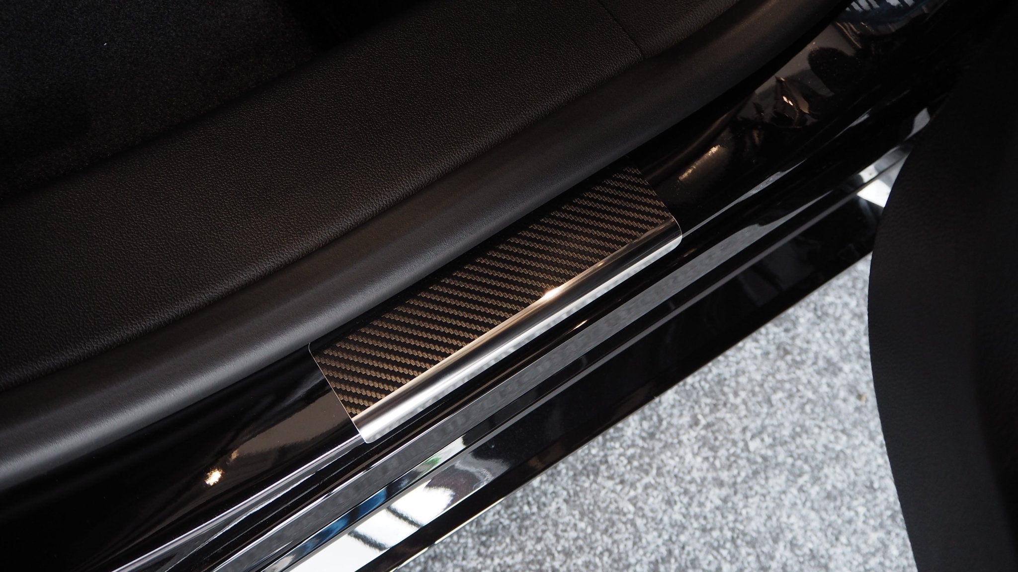 Tröskelskydd Ford Kuga III 2019+ – kolfiber-look - Carlevel AB - Fordon och delar > Fordonsdelar > Karossdelar