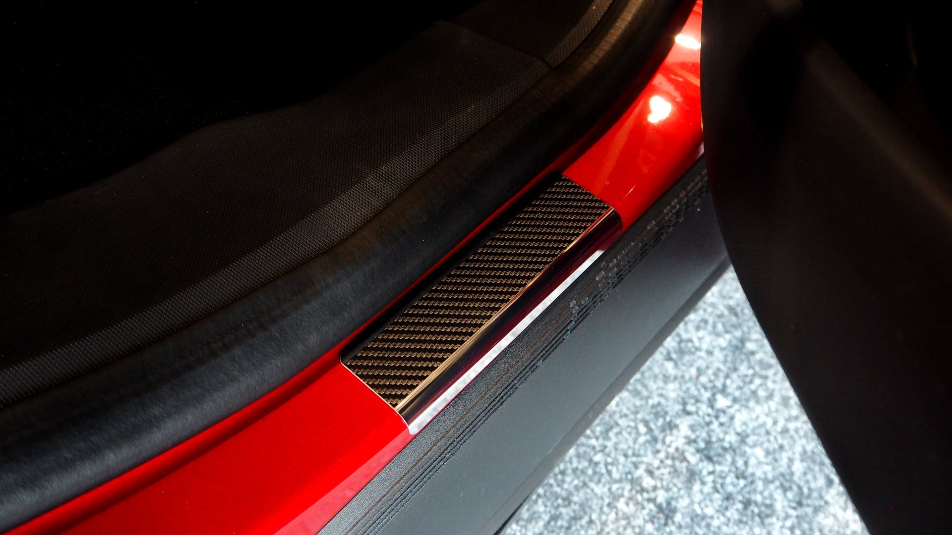 Tröskelskydd Ford Mustang Mach-E 2021+ – kolfiber-look - Carlevel AB - Fordon och delar > Fordonsdelar > Karossdelar