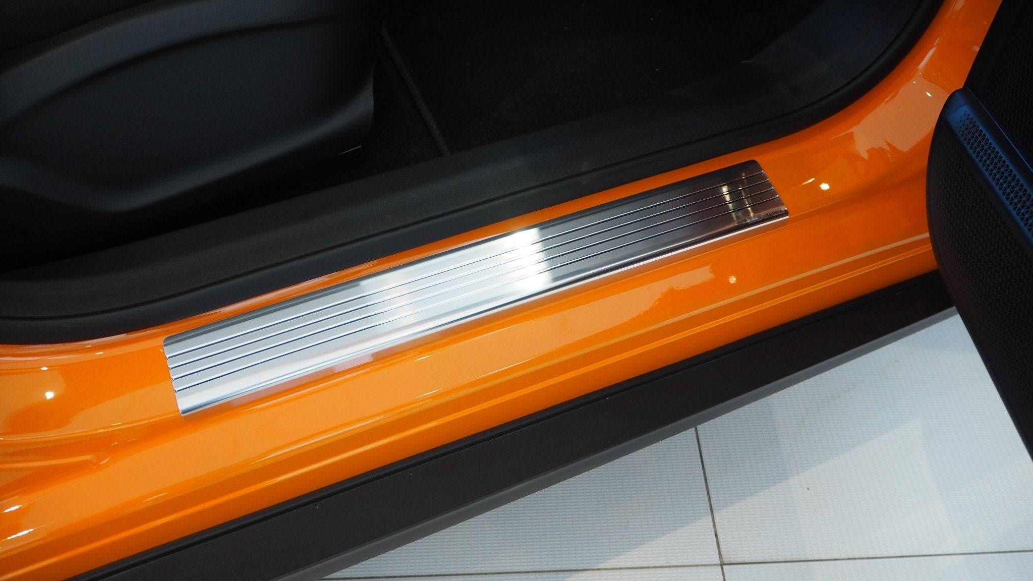 Sill Protector til Mitsubishi Colt VIII 2023+ / Renault Clio V 2019-2026 - Sort stål med polyurethan | Alu - Frost - Carlevel - Bilbeskyttelse > Tærskelbeskyttelse > Mitsubishi