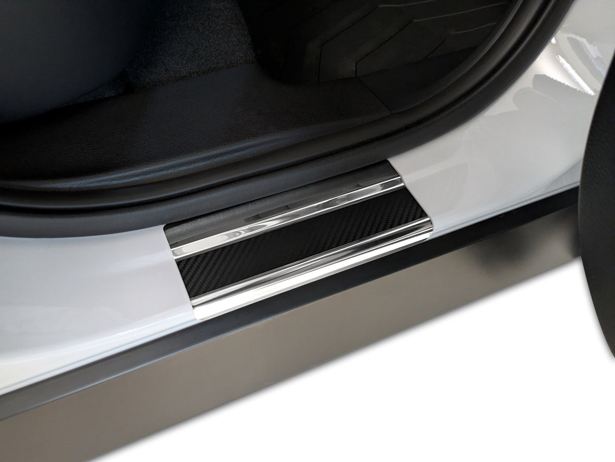Tröskelskydd Mitsubishi Outlander IV 2025+ – kolfiber-look - Carlevel AB - Fordon och delar > Fordonsdelar > Karossdelar