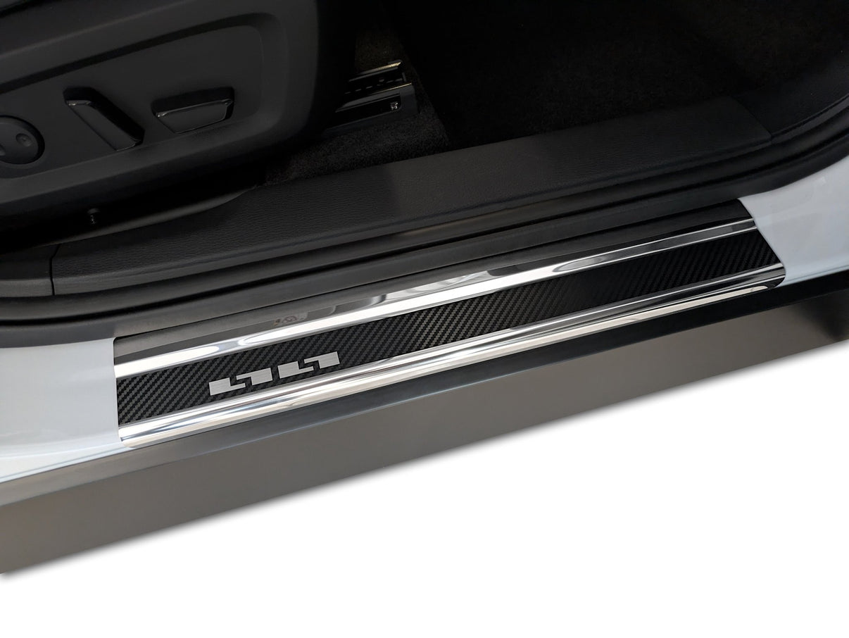 Tröskelskydd Mitsubishi Outlander IV 2025+ – kolfiber-look - Carlevel AB - Fordon och delar > Fordonsdelar > Karossdelar
