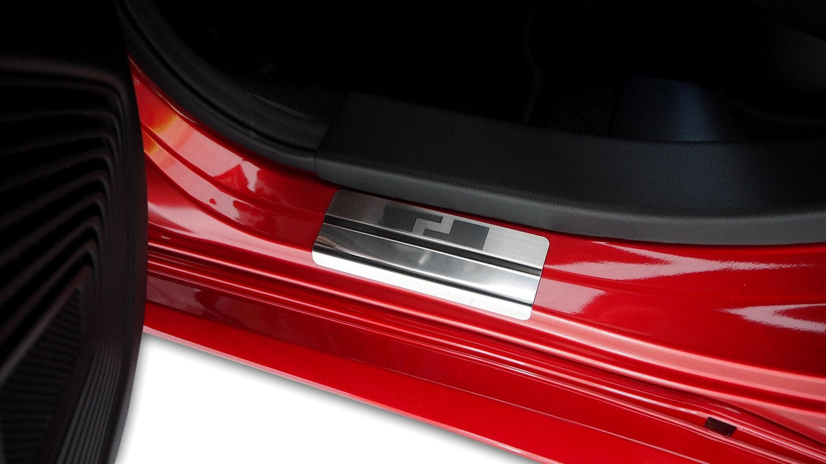 Tærskelbeskyttelse til Suzuki Swift VII 5D 2024+ - Rustfrit stål | Alu-Frost - nærbillede detaljer | Alu-Frost