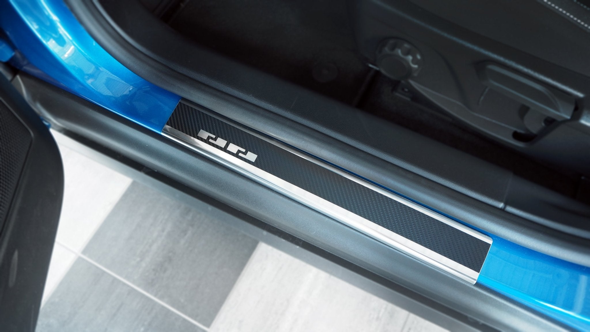 Tröskelskydd till Ford Focus IV 2018–2025 – Kolfiber-look - Carlevel AB - Fordon och delar > Fordonsdelar > Karossdelar