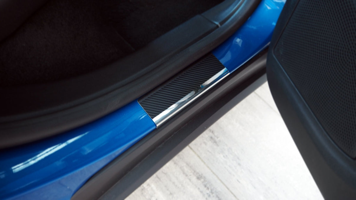 Tröskelskydd till Ford Focus IV 2018–2025 – Kolfiber-look - Carlevel AB - Fordon och delar > Fordonsdelar > Karossdelar