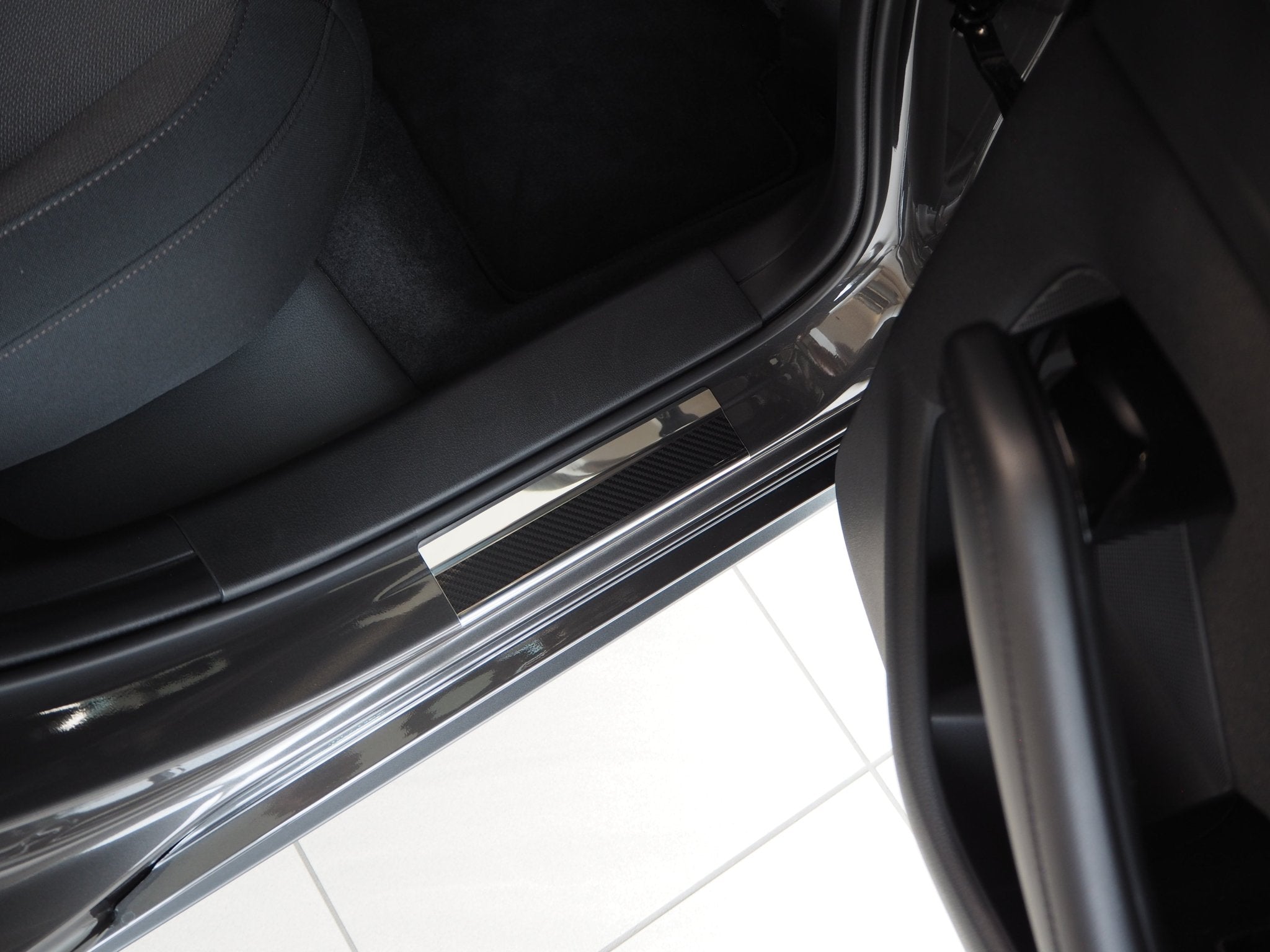 Tröskelskydd till Mazda 3 IV 2019+ – Kolfiber-look (stål) - Carlevel AB - Fordon och delar > Fordonsdelar > Karossdelar