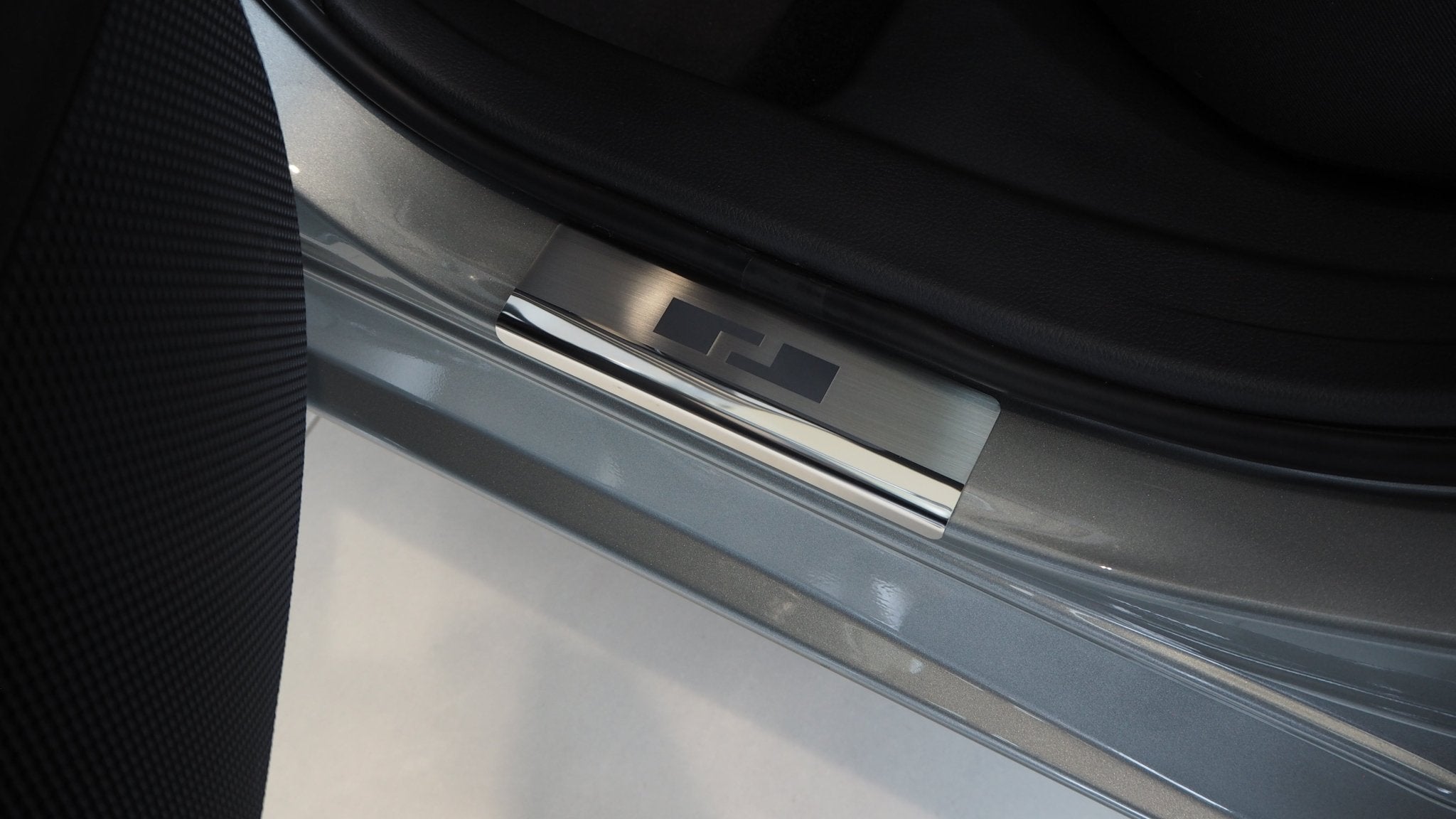 Sill Protectors til Toyota Auris II 5D 2013-2019 - 4-Pack rustfrit stål Alu-Frost - Nærbillede detaljer | Alu-Frost