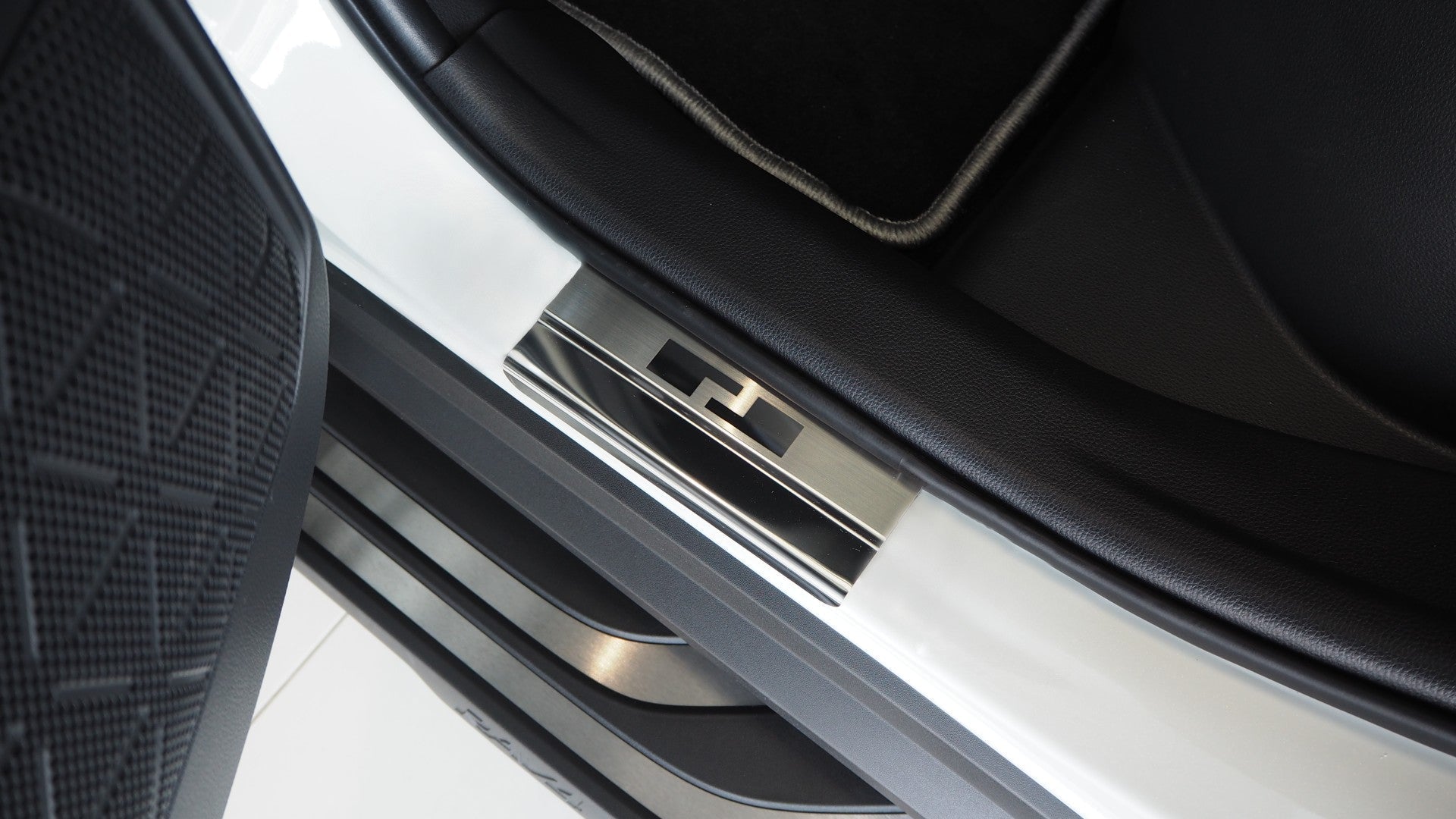 Sill Protectors til Toyota RAV4 V 2019+ - 4-Pack rustfrit stål | Alu-Frost - nærbillede detaljer | Alu-Frost