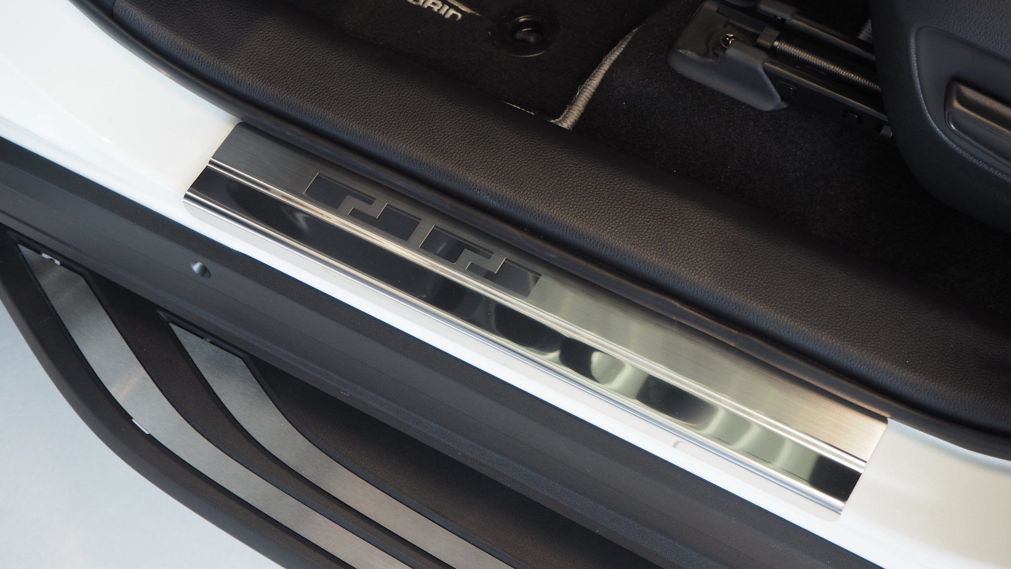 Sill Protectors til Toyota RAV4 V 2019+ - 4-Pack rustfrit stål | Alu-Frost - produktbillede forfra | Alu-Frost
