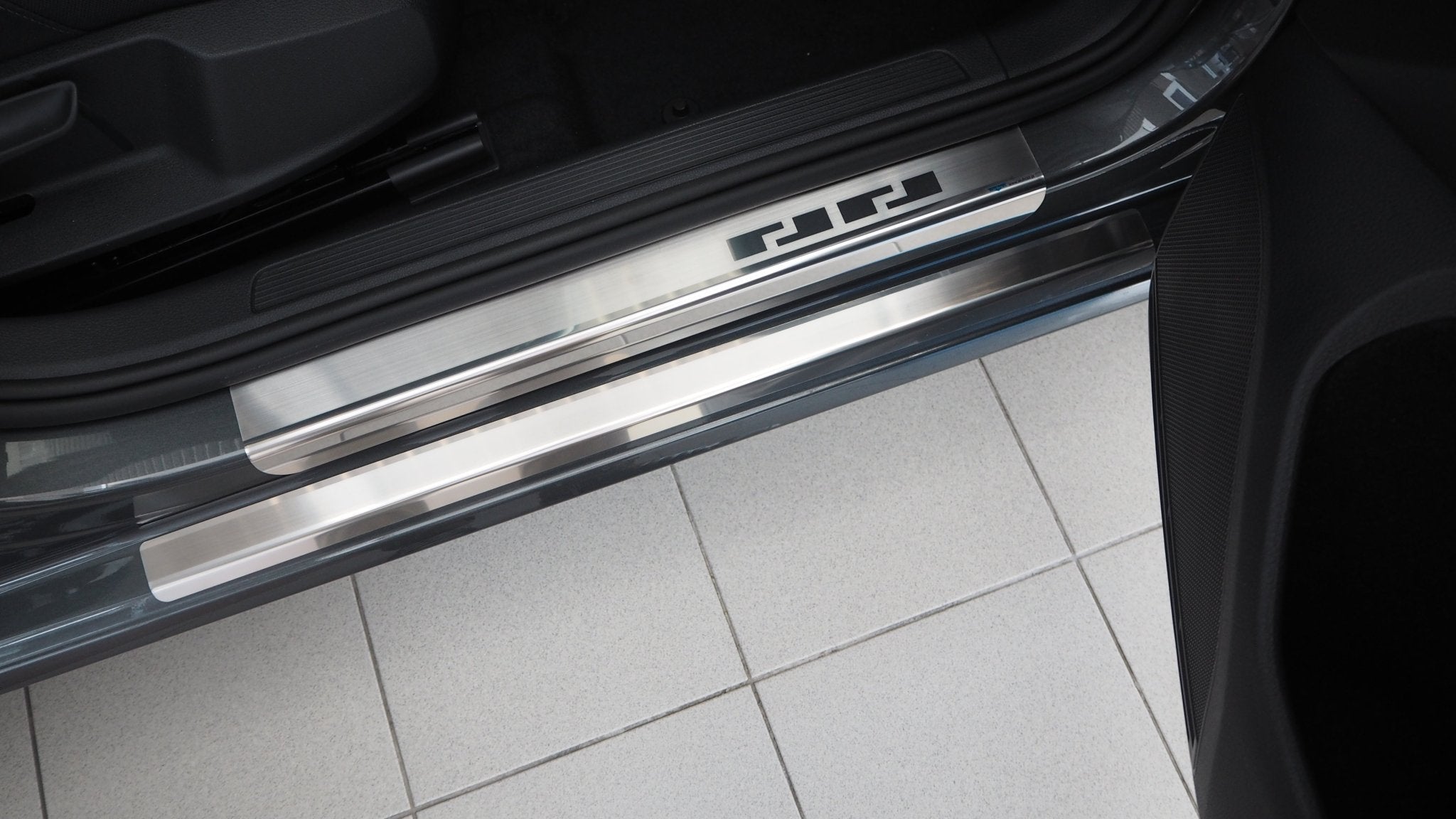 Tærskelbeskyttelse til VW Golf VII 5D / Stationcar 2012-2019 - 4-pak rustfrit stål | Alu-Frost - produktbillede forfra | Alu-Frost