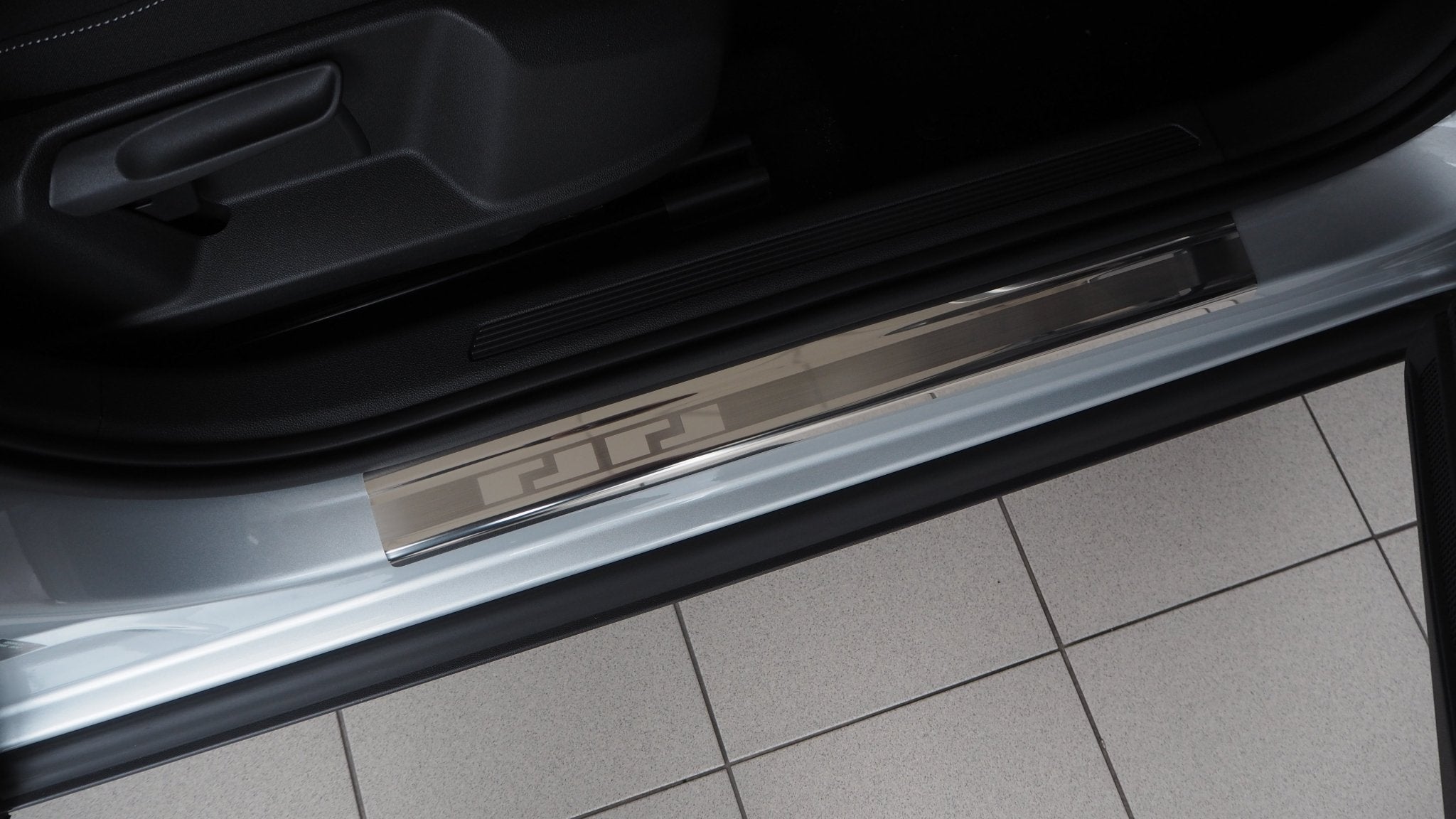 Tærskelbeskyttelse til VW T-Cross / T-Cross FL 2019-2023 - 4-pak rustfrit stål | Alu-Frost - produktbillede forfra | Alu-Frost
