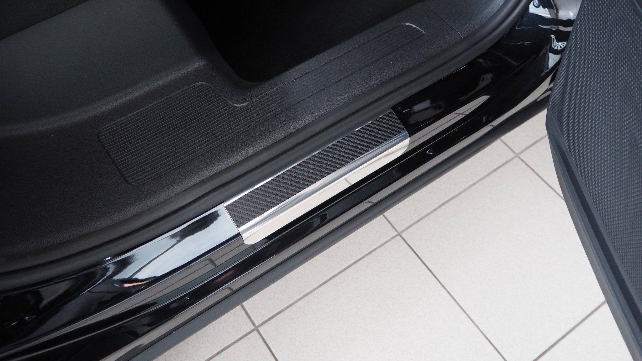 Tröskelskydd VW Tiguan II 2016–2024 – kolfiber-look - Carlevel AB - Fordon och delar > Fordonsdelar > Karossdelar