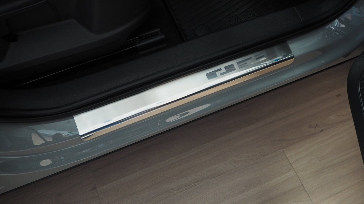 Tröskelskydd till Skoda Karoq/Karoq FL/Seat Ateca 2017+ – Rostfritt stål | Alu-Frost – produktbild framifrån | Alu-Frost