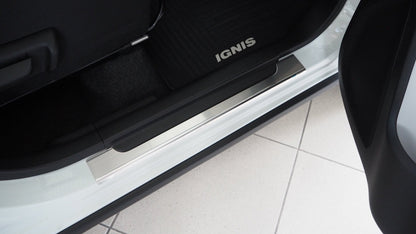 Tröskelskydd Suzuki Ignis III 2017+ – Rostfritt stål Alu-Frost – produktbild framifrån | Alu-Frost