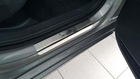 Sill Protectors til VW Passat B8 2014-2023 - 4-Pack rustfrit stål | Alu-Frost - produktbillede forfra | Alu-Frost